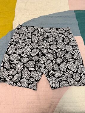 Terra & Sky Black and White Leaf-Print Shorts